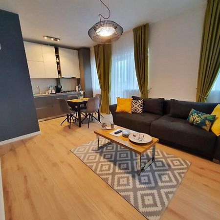Elias Central Apartment - 2 Bedrooms & Free Parking Орадя Экстерьер фото