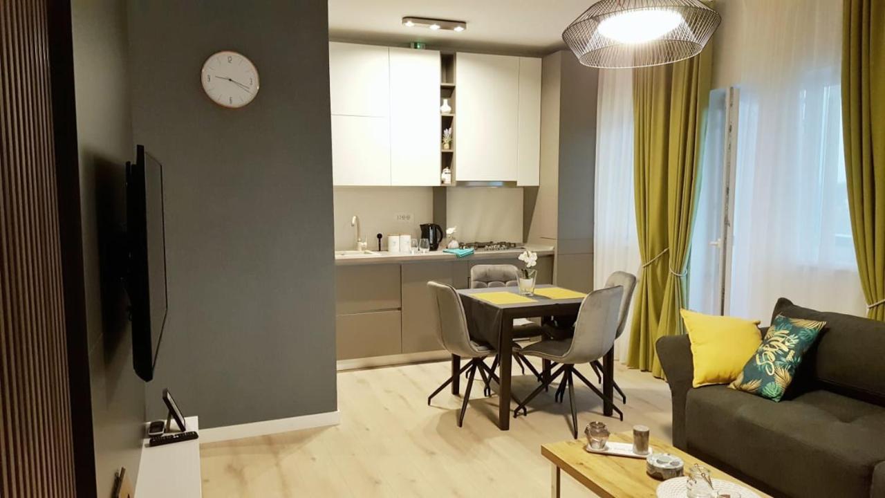Elias Central Apartment - 2 Bedrooms & Free Parking Орадя Экстерьер фото