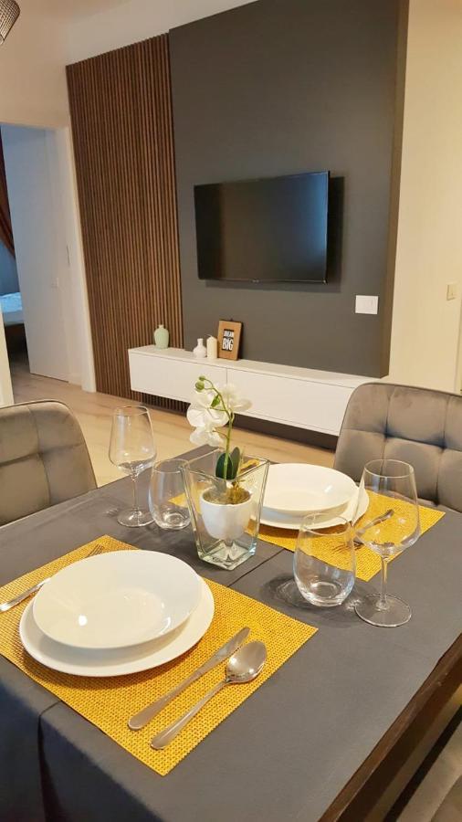 Elias Central Apartment - 2 Bedrooms & Free Parking Орадя Экстерьер фото