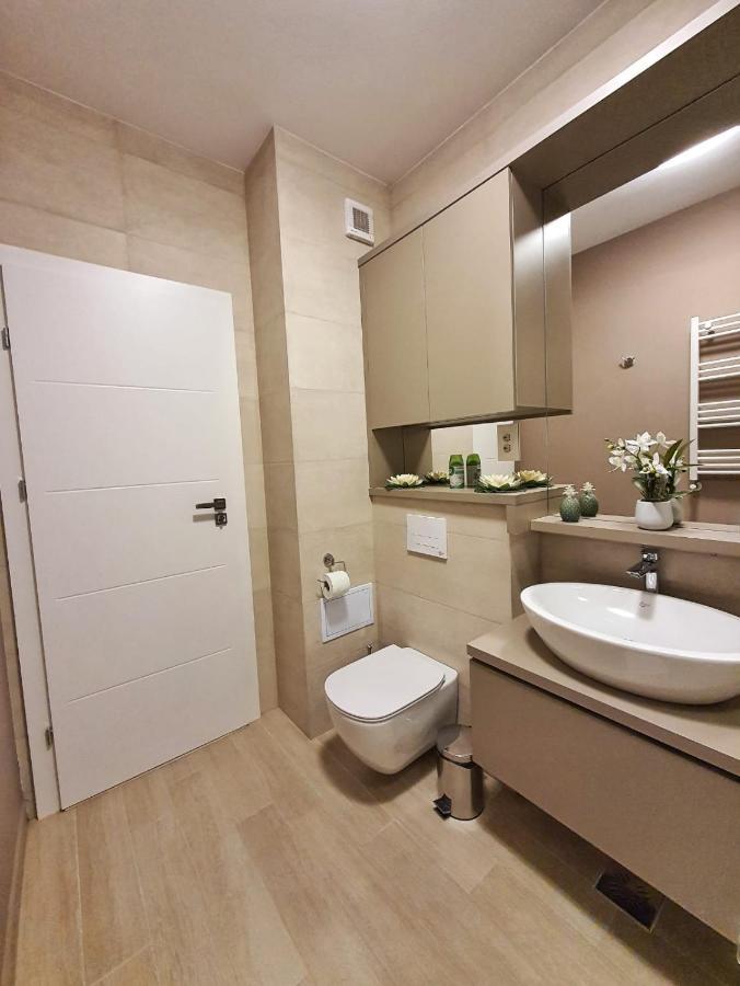 Elias Central Apartment - 2 Bedrooms & Free Parking Орадя Экстерьер фото